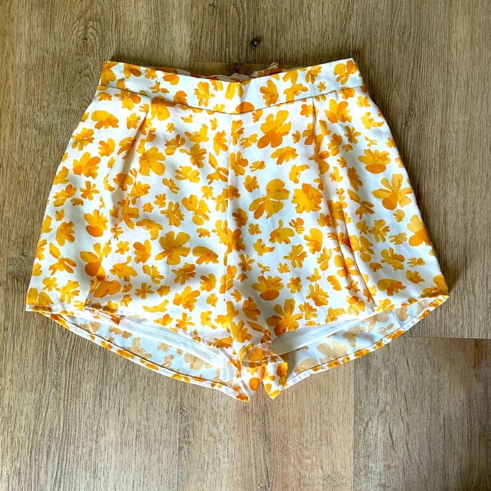 LE LIS Floral Shorts
